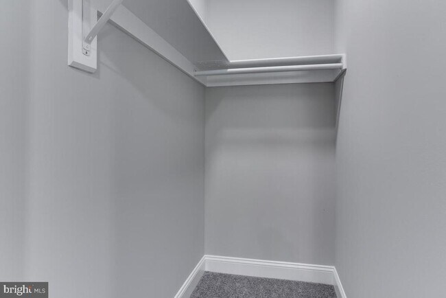 Building Photo - 1227 Tyler Ave