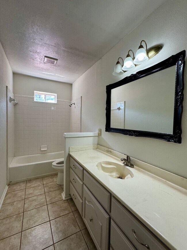 Building Photo - Charming Single Family Home In Hewitt, TX ...
