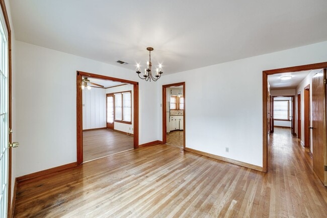 Building Photo - BEAUTIFUL MID-CENTURY HOME IN DELLVIEW