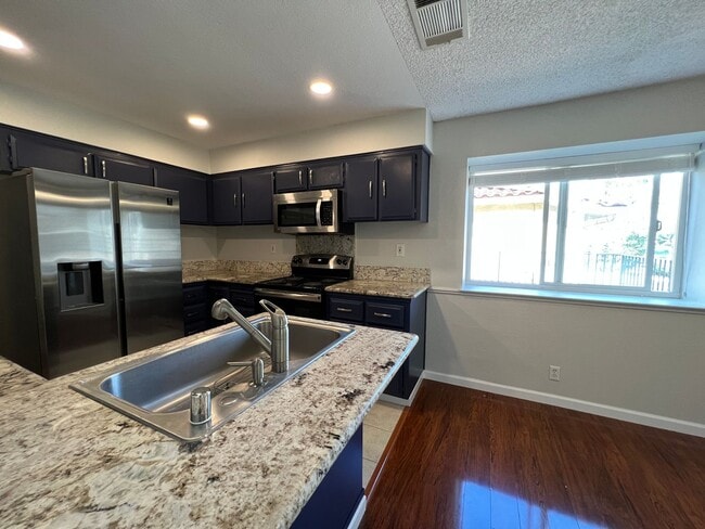 Building Photo - 2 bedroom/2 bath townhome in the heart of ...