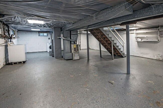 Building Photo - 16 W Linden Ave