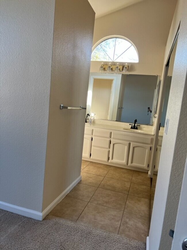 Building Photo - Spacious 4-Bedroom Home in a Quiet Tracy C...