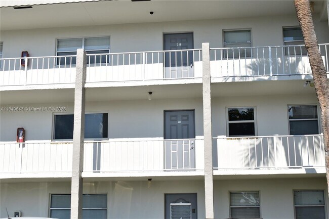 Building Photo - 8590 Sunrise Lakes Blvd