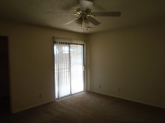 Building Photo - SW BAKERSFIELD--WON'T LAST LONG !  Applica...