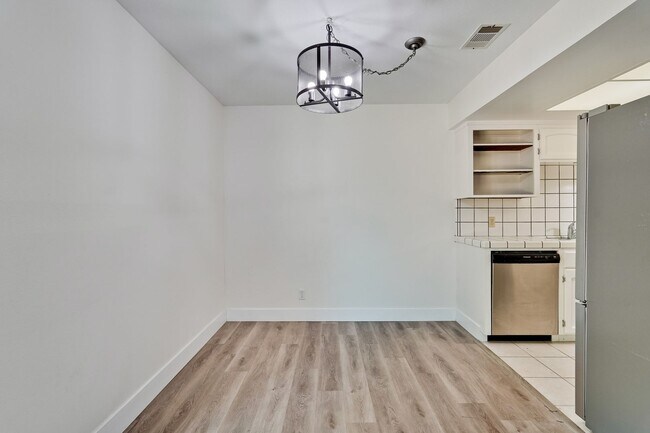 Building Photo - 947 // Duplex