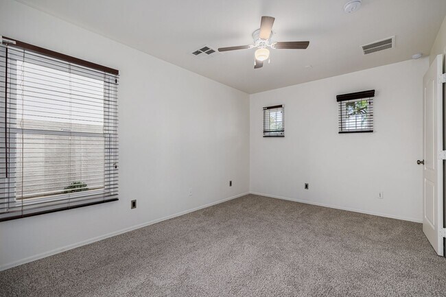 Building Photo - Newly updated townhouse with 2 car garage!