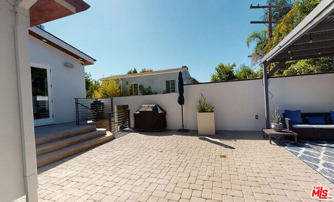 Building Photo - 10331 La Grange Ave