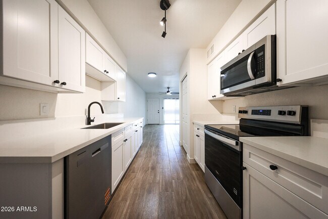 Building Photo - 558 S Lesueur