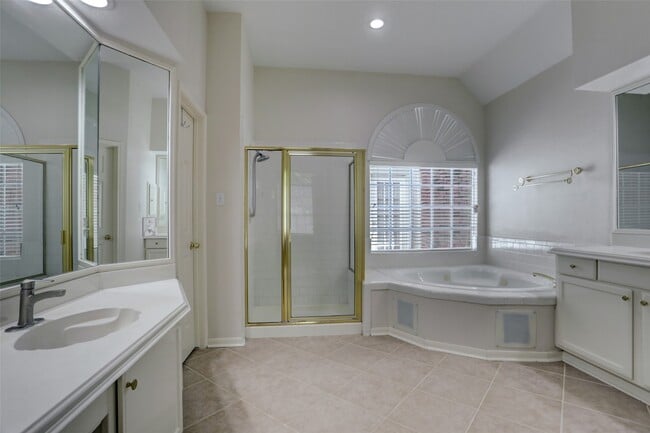 Building Photo - 14019 Lake Trail Dr