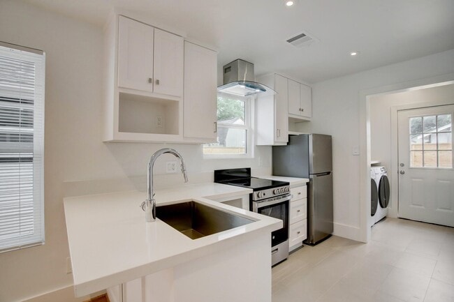 Building Photo - 6109 N Main St