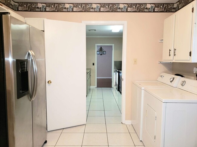 Building Photo - Spacious Corner Property!