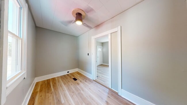 Building Photo - 3 Bed Single Family with Huge Kitchen and ...