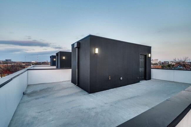 Building Photo - Spacious Townhouse in Dallas