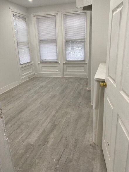 Building Photo - 10 N 42nd St