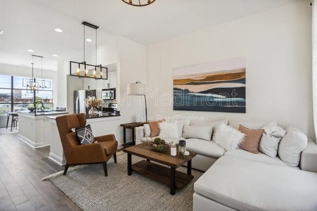 Building Photo - 174 Chester Ave SE