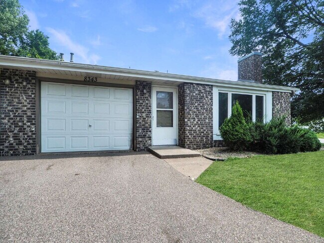 Building Photo - 3 Bed 2 Bath Corner Unit Townhome in Apple Valley
