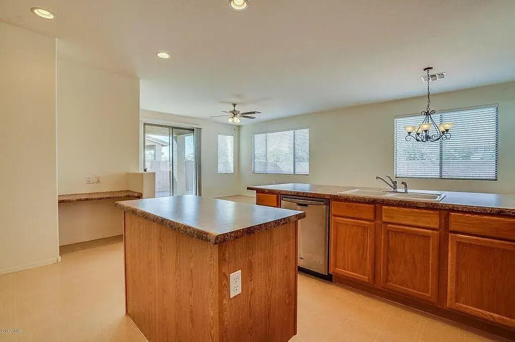 Kitchen overview 4 - 3470 E Riopelle Ave