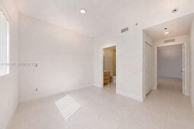 Building Photo - 519 SW 5th Ave