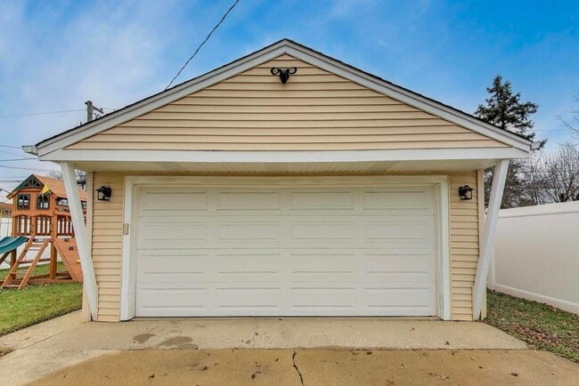 Building Photo - 710 S Hawthorne Ave