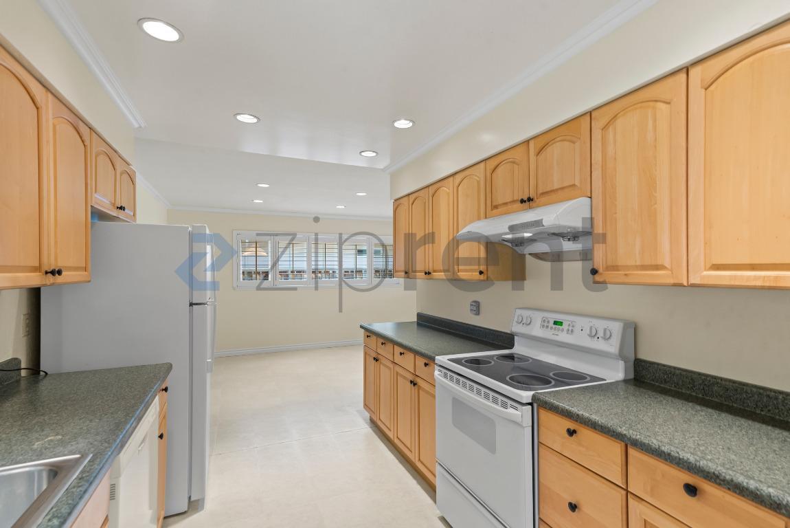 Building Photo - Unit n/a