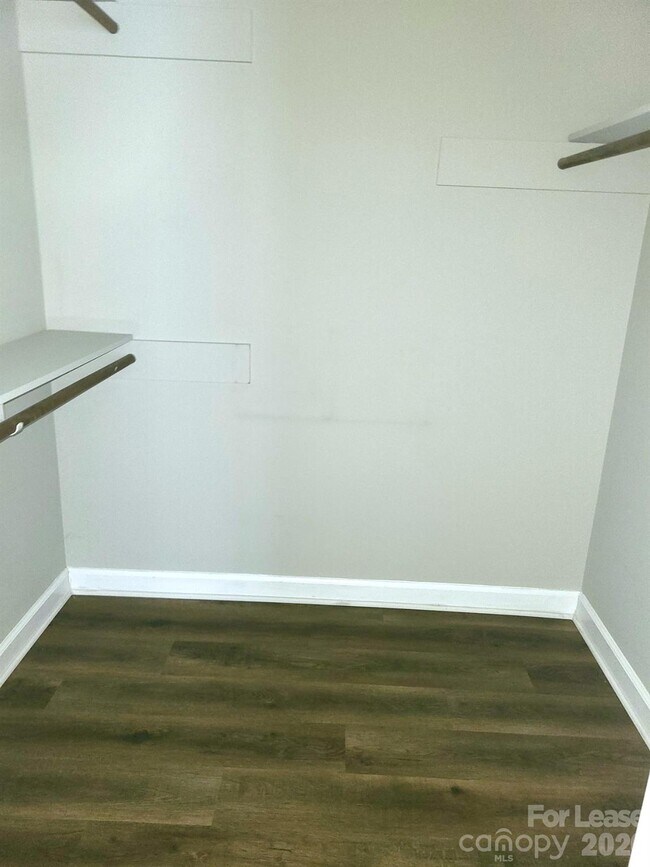 Building Photo - 2141 Selwyn Ave