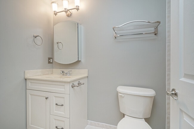 Building Photo - 6 Strawberry St