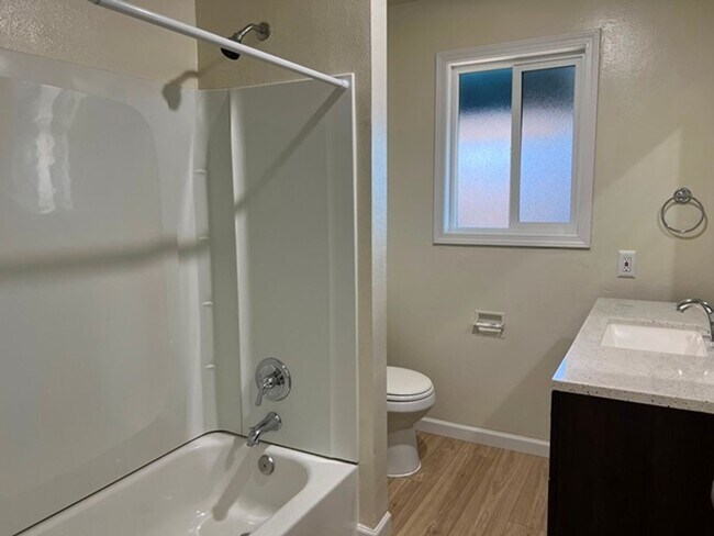 Building Photo - 2Bd/1Ba Single Story Apartment Unit - Move...