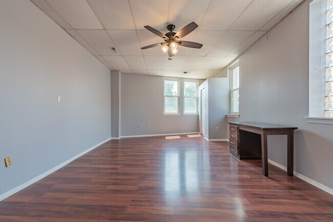 Building Photo - 104 N Graham St