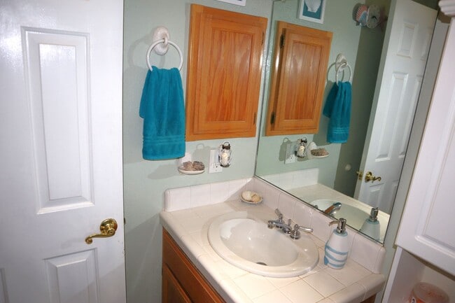 Building Photo - Oroville-Furnished-Turnkey-3 bedroom 2 bath home, hot tub, gazebo, landscaped yard, solar