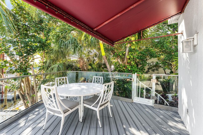 Building Photo - 811 Palm Trail