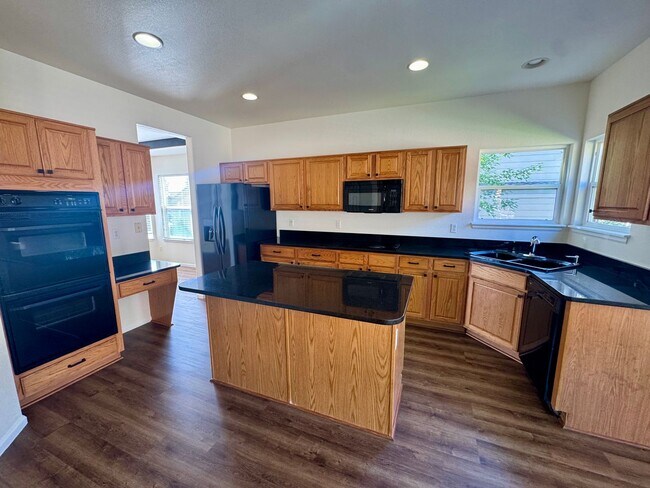 Building Photo - 4 Bed / 4 Bath Dream Home in the Hills at ...