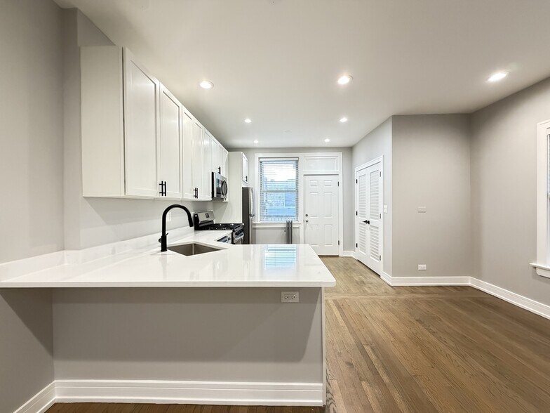 Building Photo - 5454 N Paulina St
