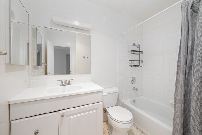 Building Photo - Pacific Beach condo now available, excellent location!