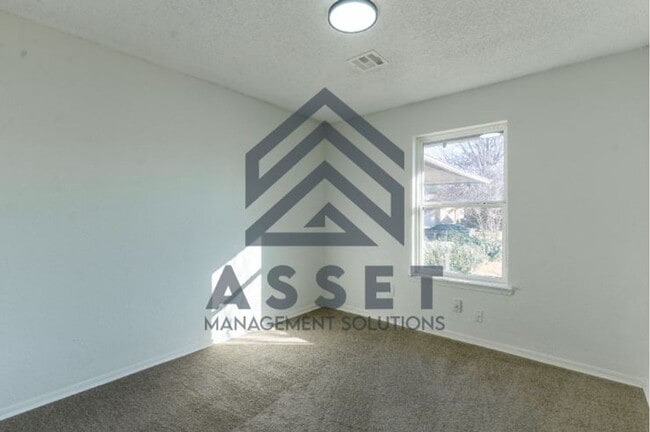 Building Photo - 5 Bedroom House Available Now