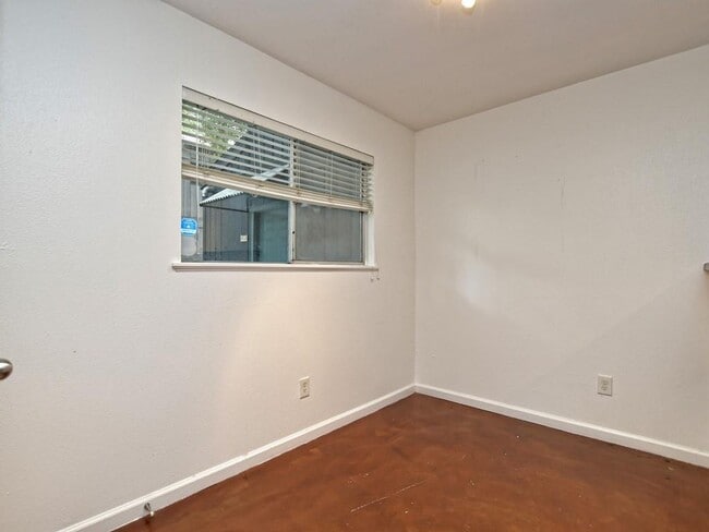 Building Photo - 604 Franklin Blvd