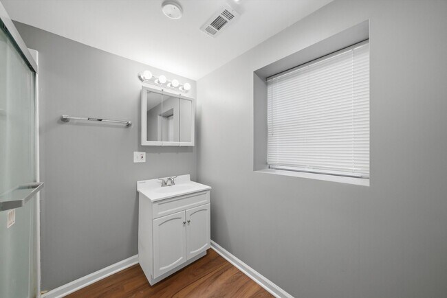 Building Photo - 2240 Highland Ave