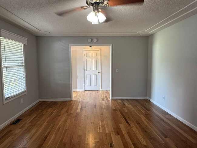 Building Photo - 3 bedroom one- level beauty in North Johnson City!
