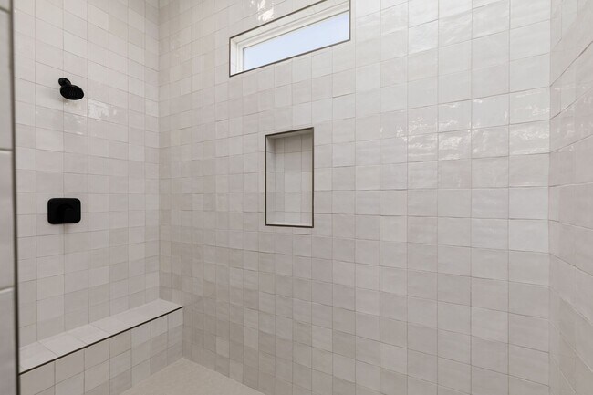 Building Photo - Stunning 5 bed 4 bath with RV Garage