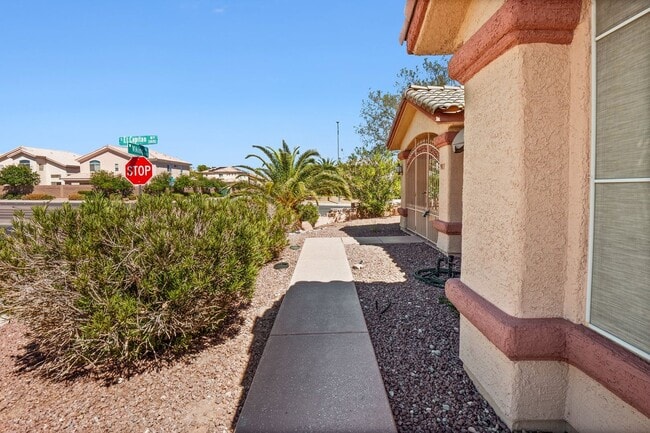 Building Photo - SW!! Single Story!! Pool!! NO HOA!!  Corne...