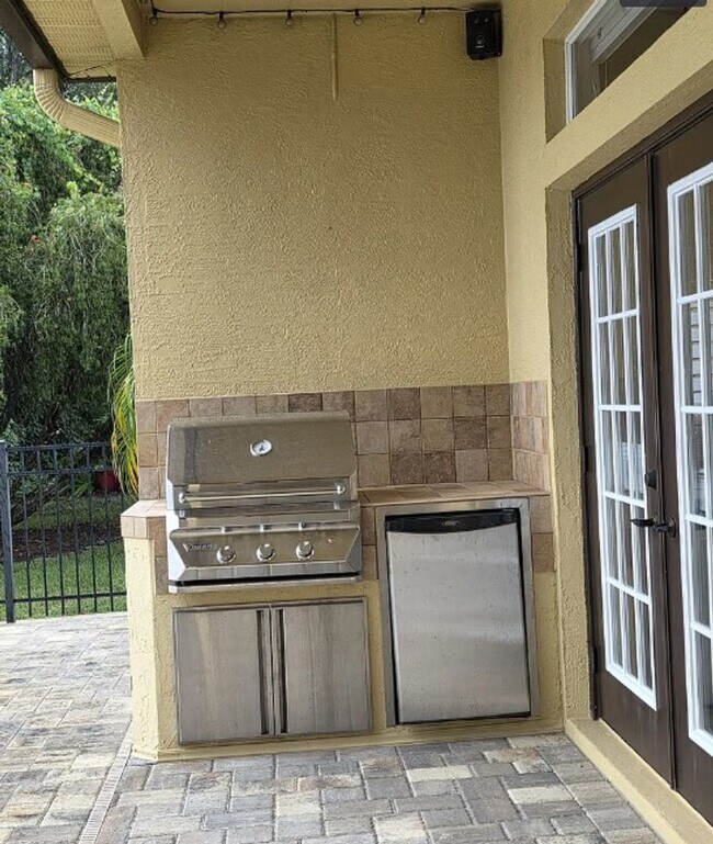 Building Photo - Beautifully updated Pool Home!!