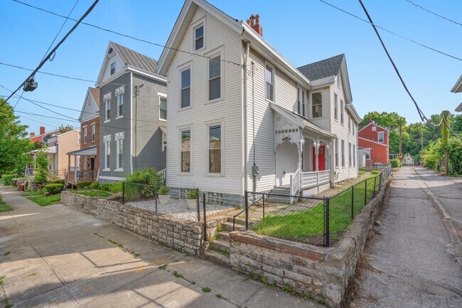 Building Photo - 835 Isabella St