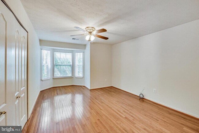 Building Photo - 8911 Town Center Cir