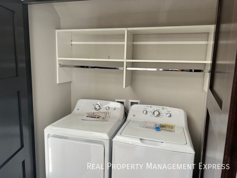 Building Photo - 3-Bedroom, 1.5 Bath Townhome