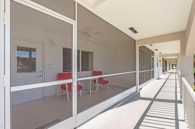 Building Photo - 581 Blue Heron Dr