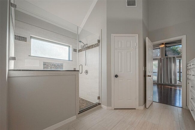 Building Photo - 15714 Sylvan Lake Dr