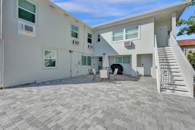 Building Photo - 906 N Riverside Dr