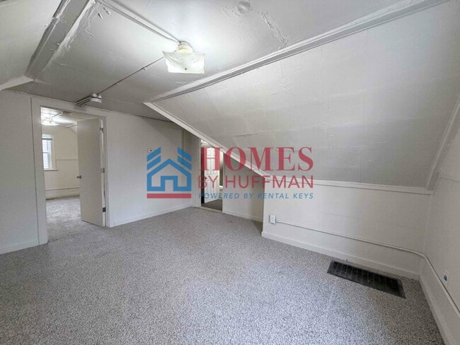 Building Photo - Two Bedroom Upstairs Unit