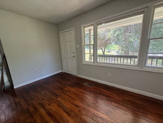 Building Photo - Charming 3 Bedroom Home on Secluded Street...