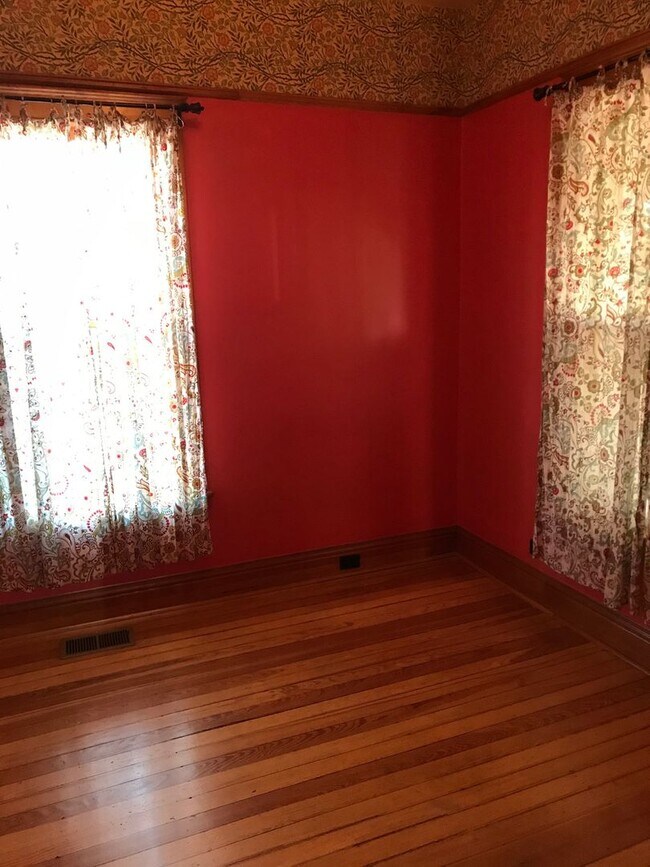 Building Photo - HISTORIC QUEEN ANNE 3 Bedroom  2 Bath