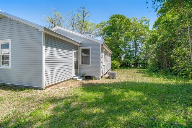 Building Photo - 9 Spencer St